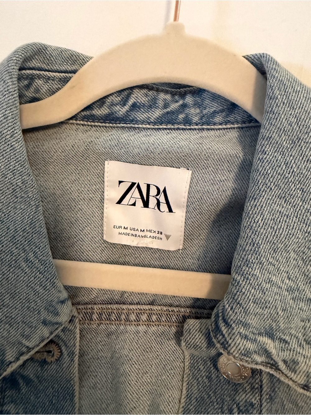ZARA Light Wash Cropped Denim Jacket with Raw Hem - Medium - Picture 4 of 6